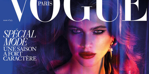 Ein Ausschnitt des Covers der "Vogue Paris", auf dem das trans* Model Valentina Sampaio in die Kamera blickt Ein Ausschnitt des Covers der "Vogue Paris", auf dem das trans* Model Valentina Sampaio in die Kamera blickt