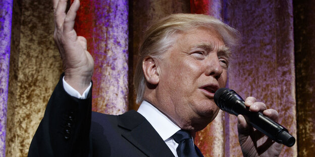Donald Trump spricht in ein Mikro Donald Trump spricht in ein Mikro