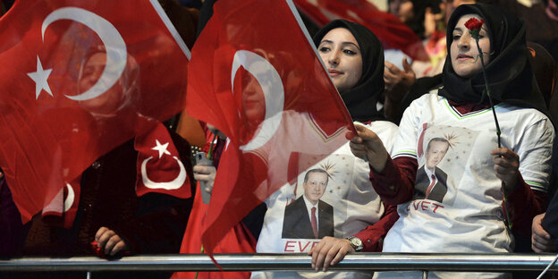 Viele Frauen verschiedenen Alters mit türkischen Fahnen Viele Frauen verschiedenen Alters mit türkischen Fahnen