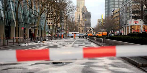 Polizeiabsperrung an einer Straße, im Hintergrund die Gedächtniskirche Polizeiabsperrung an einer Straße, im Hintergrund die Gedächtniskirche