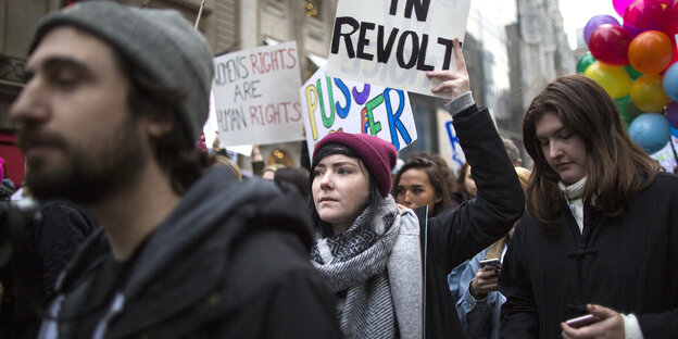 Menschen protestieren Menschen protestieren