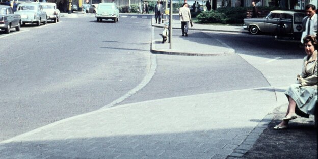 Eine Straße mit Passanten in Frankfurt am Main Eine Straße mit Passanten in Frankfurt am Main