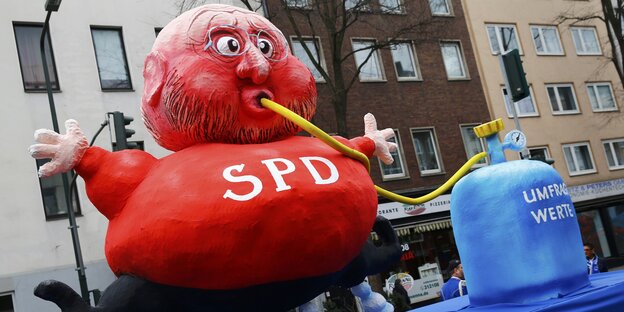 Eine Pappmaché-Figur von Martin Schulz, die ihn hochrot und aufgeblasen zeigt Eine Pappmaché-Figur von Martin Schulz, die ihn hochrot und aufgeblasen zeigt