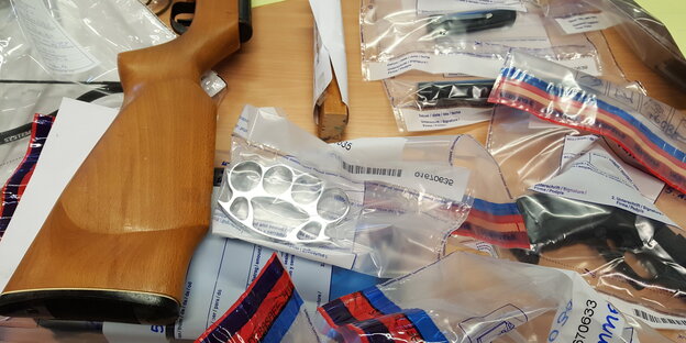 Waffen und andere Asservaten liegen auf einem Tisch Waffen und andere Asservaten liegen auf einem Tisch