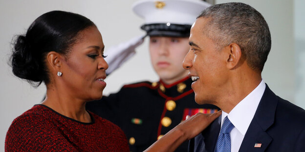 Michelle und Barack Obama, einander zugewandt Michelle und Barack Obama, einander zugewandt