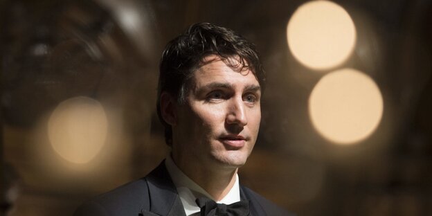 Justin Trudeau im Porträt, um seinen Kopf herum sind drei Lichtkreise zu sehen Justin Trudeau im Porträt, um seinen Kopf herum sind drei Lichtkreise zu sehen