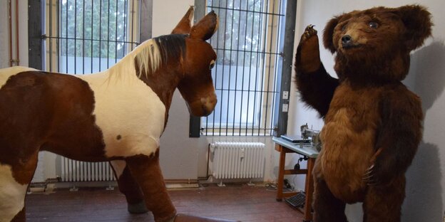 Ein Pferd, ein liegender Bock und ein Bär im Atelier Ein Pferd, ein liegender Bock und ein Bär im Atelier