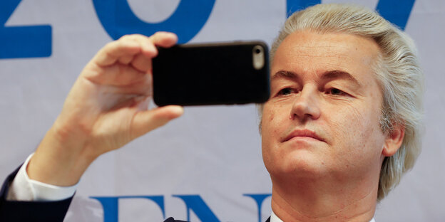 Geert Wilders macht ein Selfie Geert Wilders macht ein Selfie
