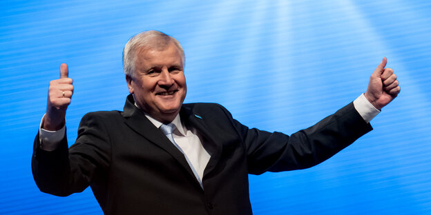 Horst Seehofer hebt die Daumen Horst Seehofer hebt die Daumen
