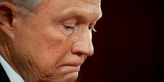 Jeff Sessions von der Seite her gesehen. Er schaut nachdenklich nach unten Jeff Sessions von der Seite her gesehen. Er schaut nachdenklich nach unten