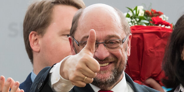 Martin Schulz hält den Daumen der Kamera entgegen Martin Schulz hält den Daumen der Kamera entgegen