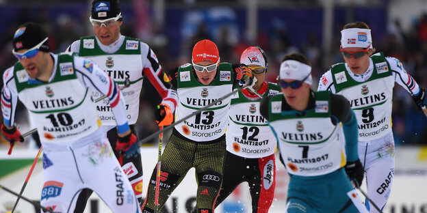 mehrere Skiläufer beim Sprint mehrere Skiläufer beim Sprint