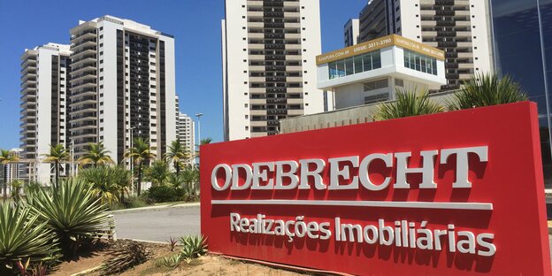 Schild der Firma Odebrecht mit Wohnungskomplexen dahinter Schild der Firma Odebrecht mit Wohnungskomplexen dahinter