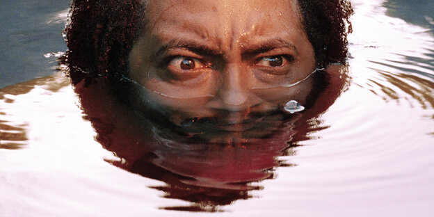 Ein Mann ist bis zur Nase unter Wasser Ein Mann ist bis zur Nase unter Wasser