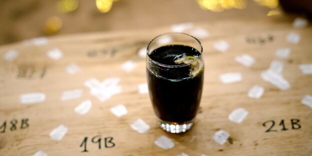 Ein Glas Cola auf einer Kiste Ein Glas Cola auf einer Kiste