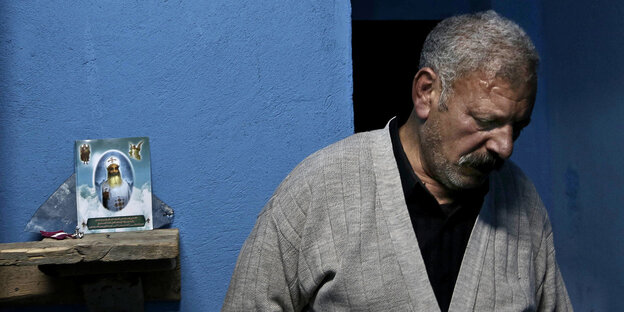 Ezzat Yaacoub Ishak steht vor einer blauen Wand in einem Appartment Ezzat Yaacoub Ishak steht vor einer blauen Wand in einem Appartment