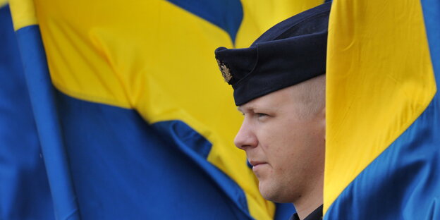 Porträt eines Soldaten zwischen schwedischen Flaggen Porträt eines Soldaten zwischen schwedischen Flaggen