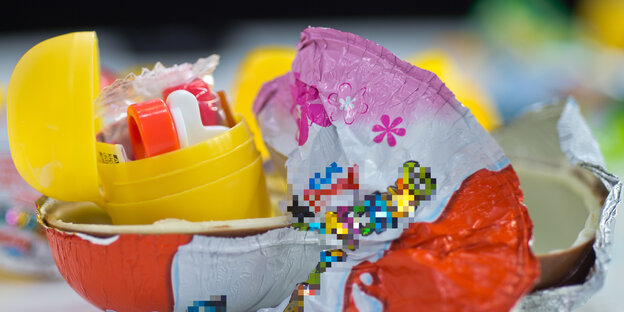 Ein halb verpacktes, pinkes Überraschungsei Ein halb verpacktes, pinkes Überraschungsei