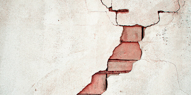 Eine Mauer mit Rissen Eine Mauer mit Rissen