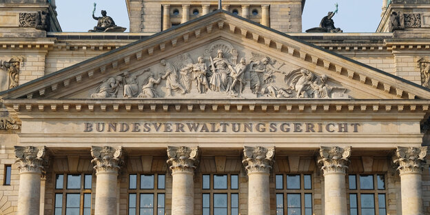 Giebel mit figurativem Relief und dem Schriftzug „Bundesverwaltungsgericht“ Giebel mit figurativem Relief und dem Schriftzug „Bundesverwaltungsgericht“