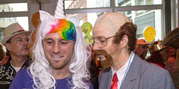 Katrin Göring-Eckardt im Martin Schulz-Kostüm mit einem Mann im Einhornkostüm Katrin Göring-Eckardt im Martin Schulz-Kostüm mit einem Mann im Einhornkostüm