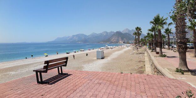 Blick auf einen weitestgehend leeren Strand Blick auf einen weitestgehend leeren Strand