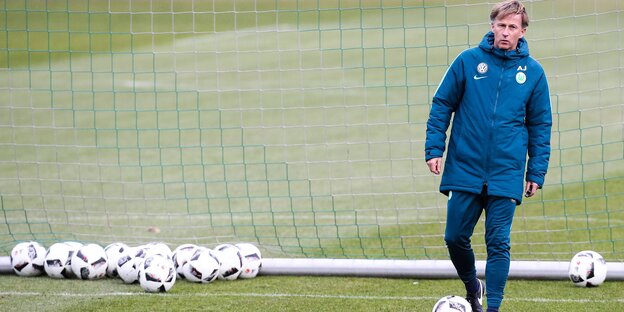 Andries Jonker mit FußBall vor einem Tor Andries Jonker mit FußBall vor einem Tor