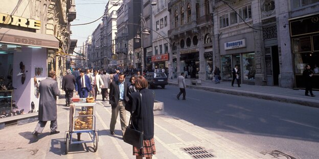 Straßenszene: Die Einkaufsmeile Istiklal im Jahr 2000 Straßenszene: Die Einkaufsmeile Istiklal im Jahr 2000