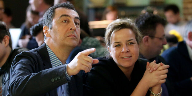 Der Bundesvorsitzende der Grünen, Cem Özdemir, nimmt am 01.03.2017 in Köln (Nordrhein-Westfalen) neben der Landesvorsitzenden Mona neubauer (M) an der politischen Aschermittwochs-Veranstaltung der Grünen teil Der Bundesvorsitzende der Grünen, Cem Özdemir, nimmt am 01.03.2017 in Köln (Nordrhein-Westfalen) neben der Landesvorsitzenden Mona neubauer (M) an der politischen Aschermittwochs-Veranstaltung der Grünen teil