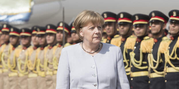 Merkel vor einer Reihe Soldaten Merkel vor einer Reihe Soldaten