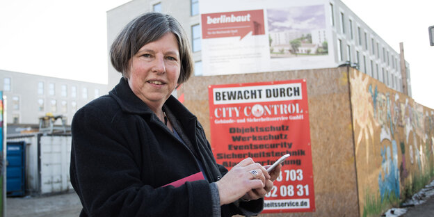 Katrin Lompscher (Die Linke), Senatorin für Stadtentwicklung und Wohnen, besucht die erste Berliner Flüchtlingsunterkunft in modularer Bauweise am 27. Januar 2017 in Berlin. Katrin Lompscher (Die Linke), Senatorin für Stadtentwicklung und Wohnen, besucht die erste Berliner Flüchtlingsunterkunft in modularer Bauweise am 27. Januar 2017 in Berlin.