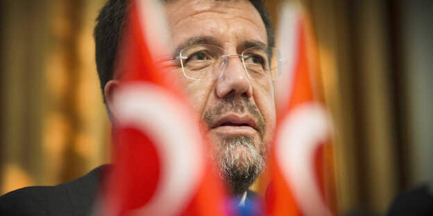 Ein Mann vor türkischen Flaggen Ein Mann vor türkischen Flaggen