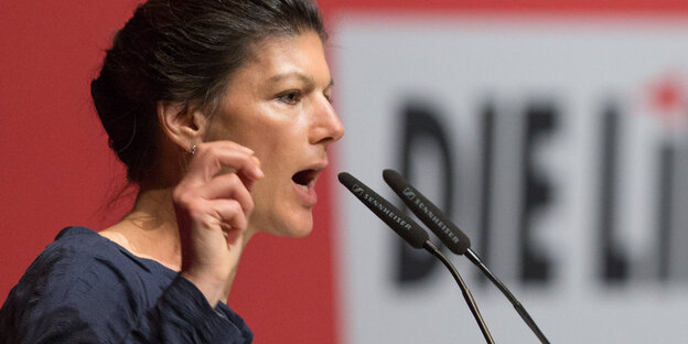 Sarah Wagenknecht steht gestikulierend am Mikrofon Sarah Wagenknecht steht gestikulierend am Mikrofon