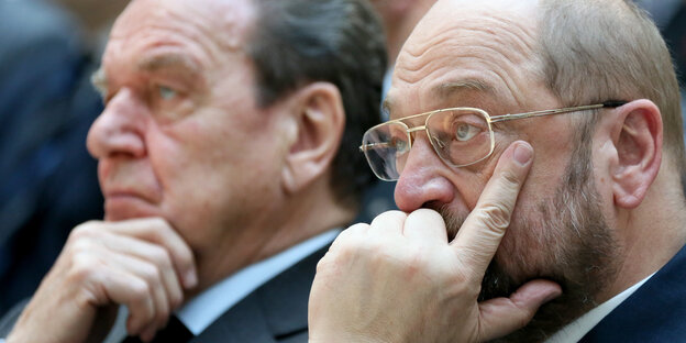 Der frühere Bundeskanzler Gerhard Schröder und Kanzlerkandidat Martin Schulz sitzen sinnend nebeneinander Der frühere Bundeskanzler Gerhard Schröder und Kanzlerkandidat Martin Schulz sitzen sinnend nebeneinander