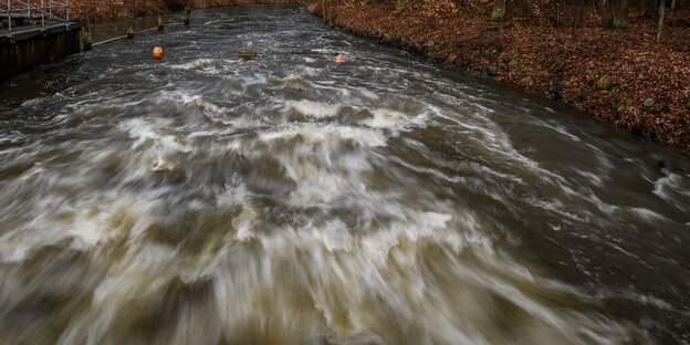 Blick auf einen reißenden Fluss Blick auf einen reißenden Fluss