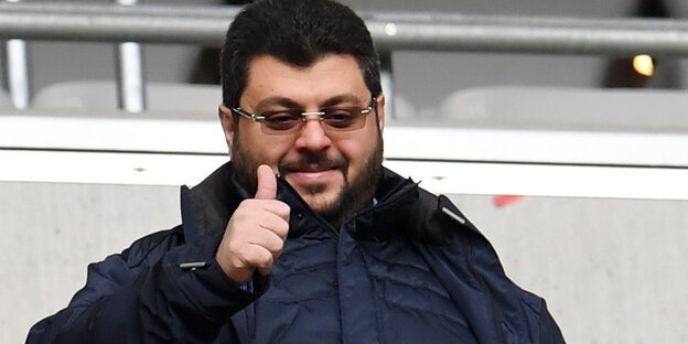 Hasan Ismaik zeigt den Daumen nach oben Hasan Ismaik zeigt den Daumen nach oben