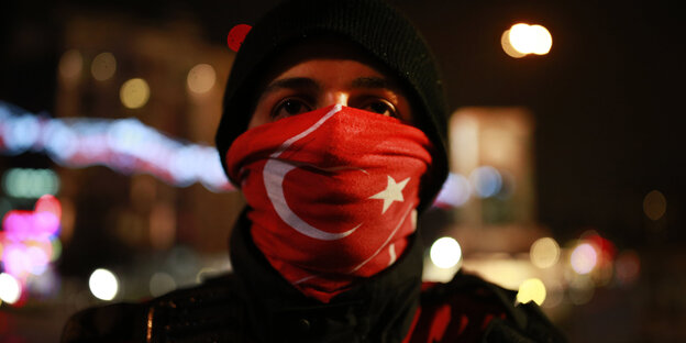 Ein Besucher des Neujahr-Festes trägt am 01.01.2016 in Istanbul (Türkei) im Ortakoy Viertel einen Schal mit türkischer Flagge. Ein Besucher des Neujahr-Festes trägt am 01.01.2016 in Istanbul (Türkei) im Ortakoy Viertel einen Schal mit türkischer Flagge.