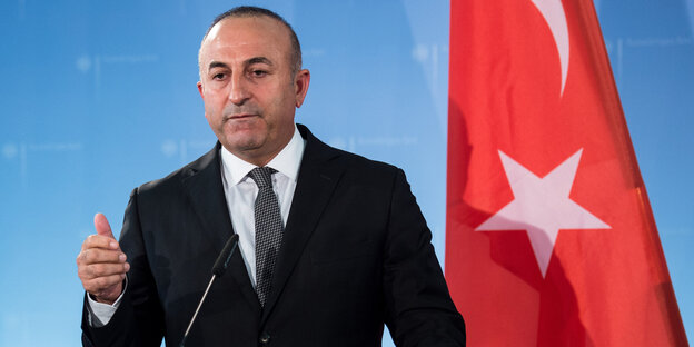 Der türkische Außenminister Mevlüt Cavusoglu spricht am 18.09.2014 im Auswärtigen Amt in Berlin nach einem Gespräch mit Außenminister Steinmeier bei einer Pressekonferenz. Der türkische Außenminister Mevlüt Cavusoglu spricht am 18.09.2014 im Auswärtigen Amt in Berlin nach einem Gespräch mit Außenminister Steinmeier bei einer Pressekonferenz.
