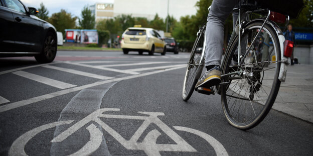 Radfahrer auf Radspur Radfahrer auf Radspur