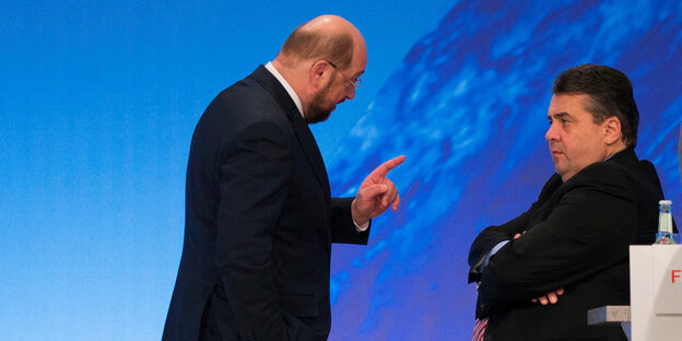 Sigmar Gabriel und Martin Schulz sprechen miteinander Sigmar Gabriel und Martin Schulz sprechen miteinander