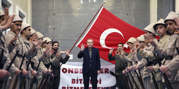Erdogan zeigt zwischen Spalier stehendenjugendlichen Unterstützern den Rabia-Gruß Erdogan zeigt zwischen Spalier stehendenjugendlichen Unterstützern den Rabia-Gruß