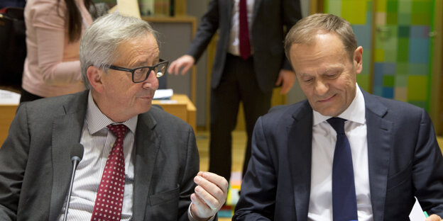 Jean-Claude Juncker und Donald Tusk unterhalten sich vor dem EU-Gipfel in Brüssel Jean-Claude Juncker und Donald Tusk unterhalten sich vor dem EU-Gipfel in Brüssel