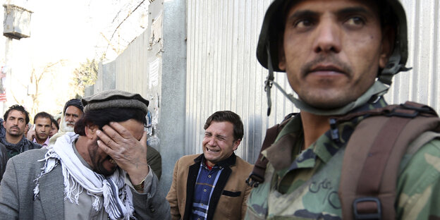 Trauernde vor dem Krankenhaus in Kabul Trauernde vor dem Krankenhaus in Kabul