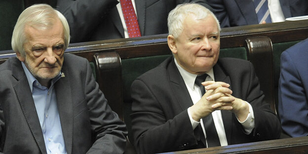 Jaroslaw Kaczynski, Ryszard Terlecki und Mariusz Blaszczak sitzen nebeneinander auf einer Bank im polnischen Parlament Jaroslaw Kaczynski, Ryszard Terlecki und Mariusz Blaszczak sitzen nebeneinander auf einer Bank im polnischen Parlament