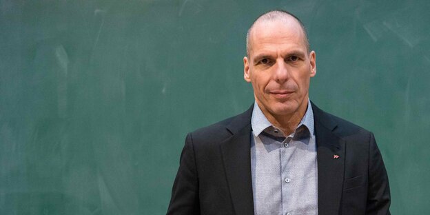 Yanis Varoufakis steht am Pult in einem Hörsal. Hinter ihm ist eine leere Schiefertafel. Yanis Varoufakis steht am Pult in einem Hörsal. Hinter ihm ist eine leere Schiefertafel.