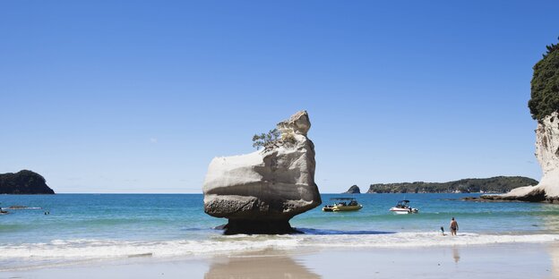 Strahlend blauer Himmel über weißen Sandstrand