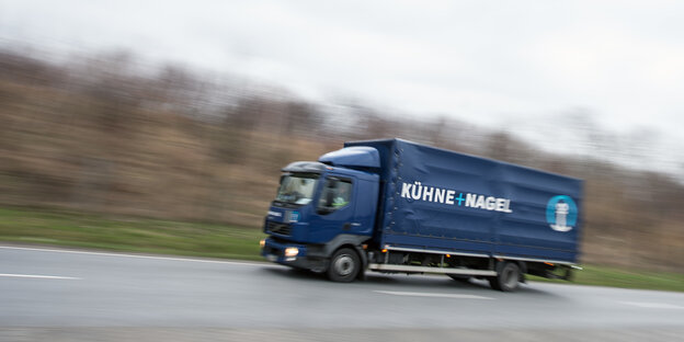 Ein LKW fährt mit hoher Geschwindigkeit über eine Straße