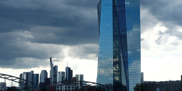 Die EZB von dunklen Wolken umgeben Die EZB von dunklen Wolken umgeben
