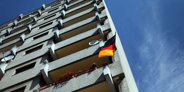 Ein Hochhaus vor dem Himmel Ein Hochhaus vor dem Himmel