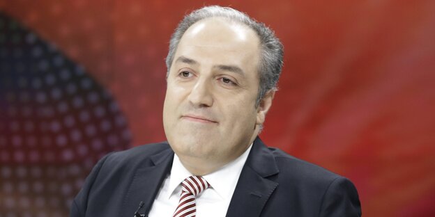 Der AKP-Abgeordnete Mustafa Yeneroğlu zu Gast in der Talkshow Maybrit Illner im ZDF Der AKP-Abgeordnete Mustafa Yeneroğlu zu Gast in der Talkshow Maybrit Illner im ZDF